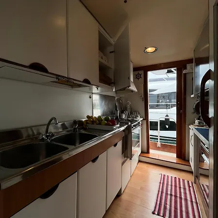 Ботель Sea Panther *