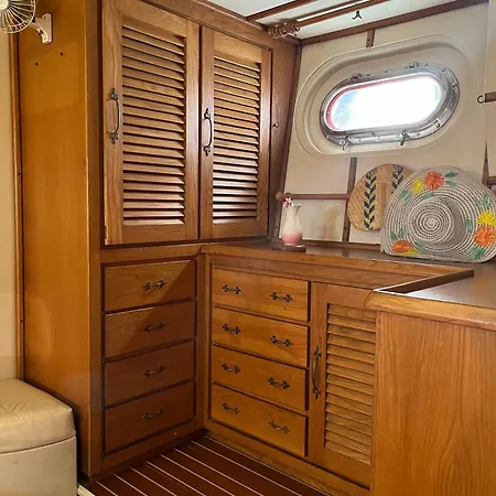 船上ホテル Sea Panther グジラ