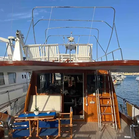 Sea Panther Botel *