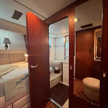 船上ホテル Sea Panther グジラ