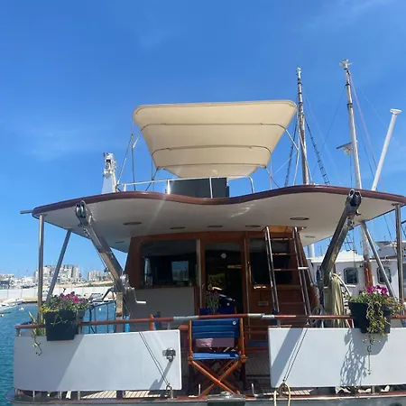 Sea Panther Botel *